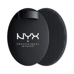 NYX on the spot makeup brush cleansing pad